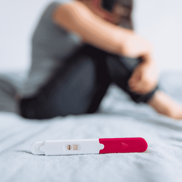 Close em teste de gravidez com resultado negativo