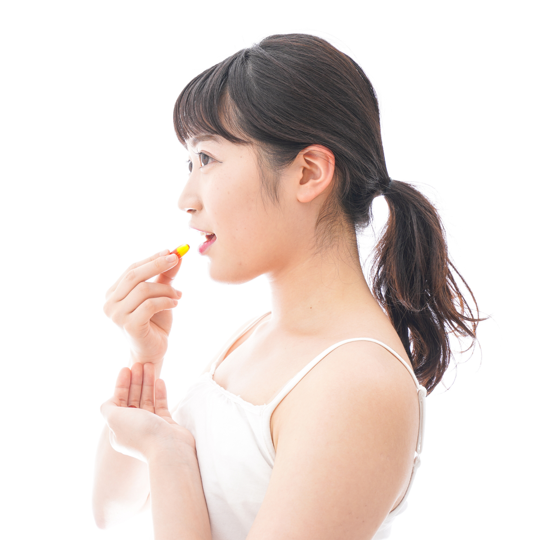 Close em mulher tomando cápsula de DHEA