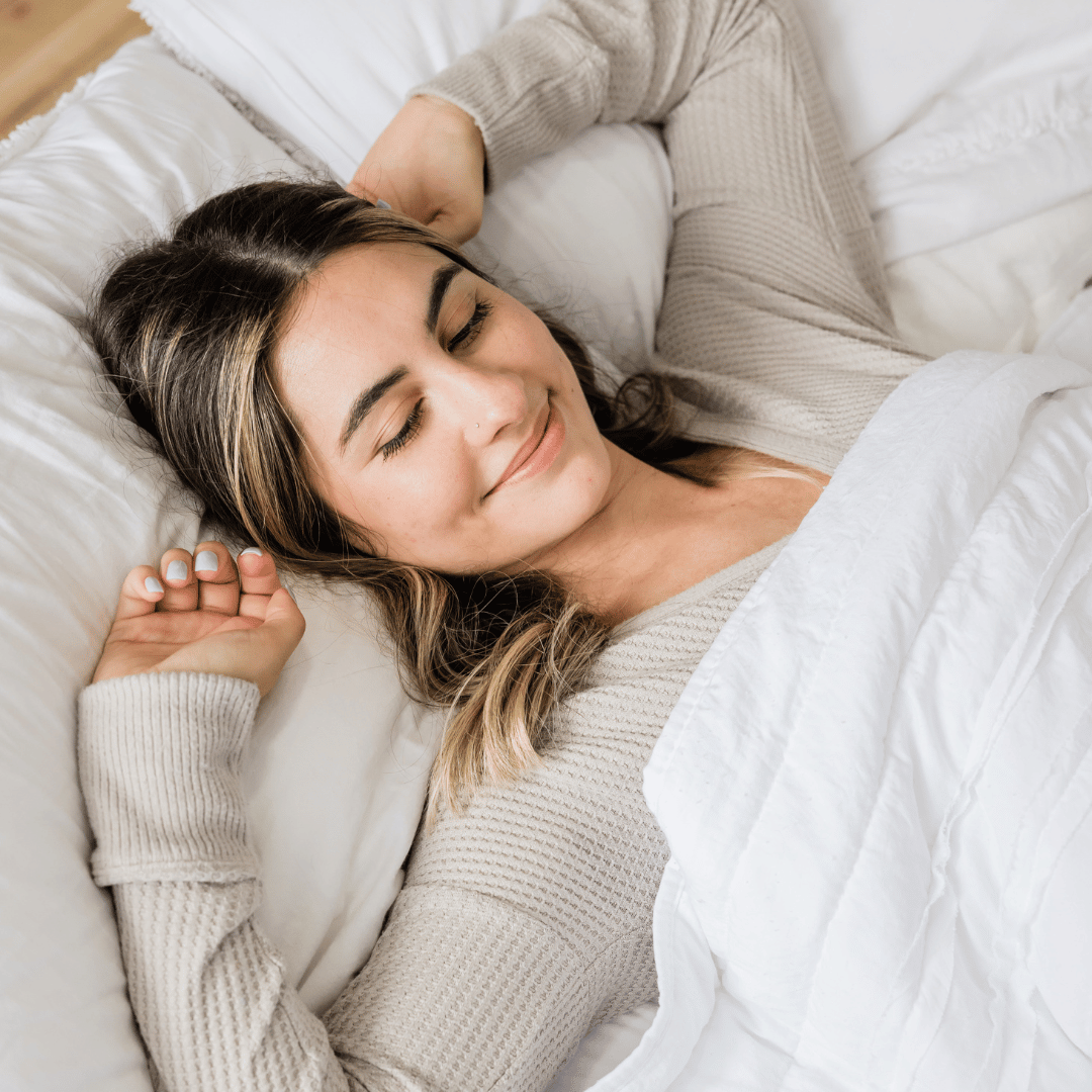 mulher deitada se espreguiçando após acordar