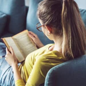 Close em mulher fazendo leitura de livro